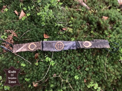 Diverse Stirnbänder aus Wildleder oder Hirschfell mit Seiten Symbolik