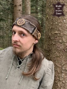 Diverse Stirnbänder aus Wildleder oder Hirschfell mit Seiten Symbolik