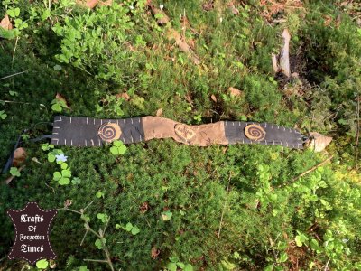 Diverse Stirnbänder aus Wildleder oder Hirschfell mit Seiten Symbolik 10