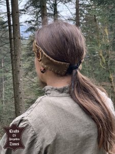 Diverse Stirnbänder aus Wildleder oder Hirschfell mit Seiten Symbolik