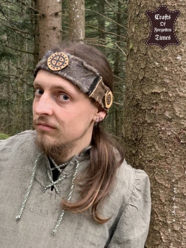 Diverse Stirnbänder aus Wildleder oder Hirschfell mit Seiten Symbolik