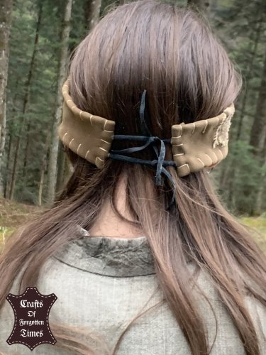 Diverse Stirnbänder aus Wildleder oder Hirschfell mit Seiten Symbolik