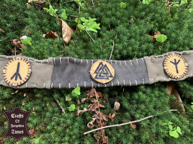 Diverse Stirnbänder aus Wildleder oder Hirschfell mit Seiten Symbolik