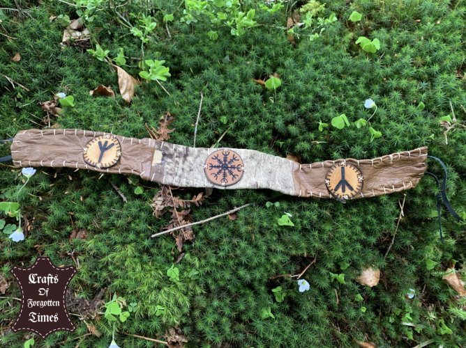 Diverse Stirnbänder aus Wildleder oder Hirschfell mit Seiten Symbolik