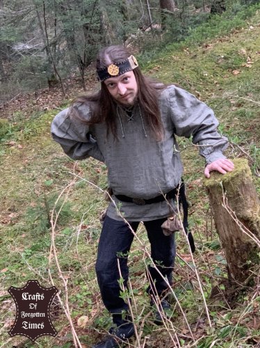 Diverse Stirnbänder aus Wildleder oder Hirschfell mit Seiten Symbolik