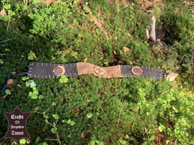 Diverse Stirnbänder aus Wildleder oder Hirschfell mit Seiten Symbolik