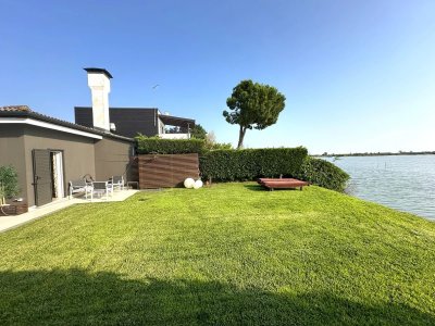 EBENERDIGE VILLA MIT BLICK AUF DIE LAGUNE