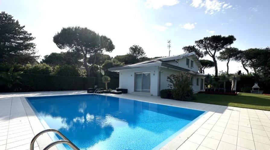 Albarella: einzigartige Villa mit großem Privatpark mit einer Gesamtfläche von ca. 1.800 m²