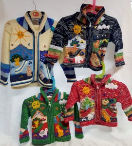 Kinder-Strickjacke in verschiedenen Größen und Farben