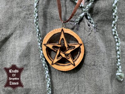 Pentagram aus Astscheibe