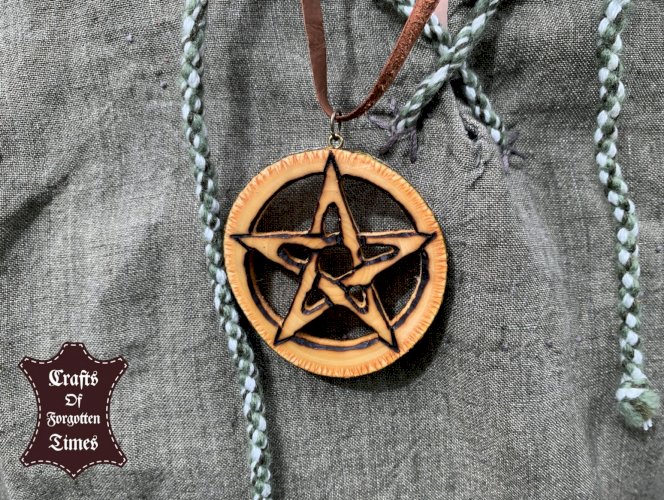 Pentagram aus Astscheibe